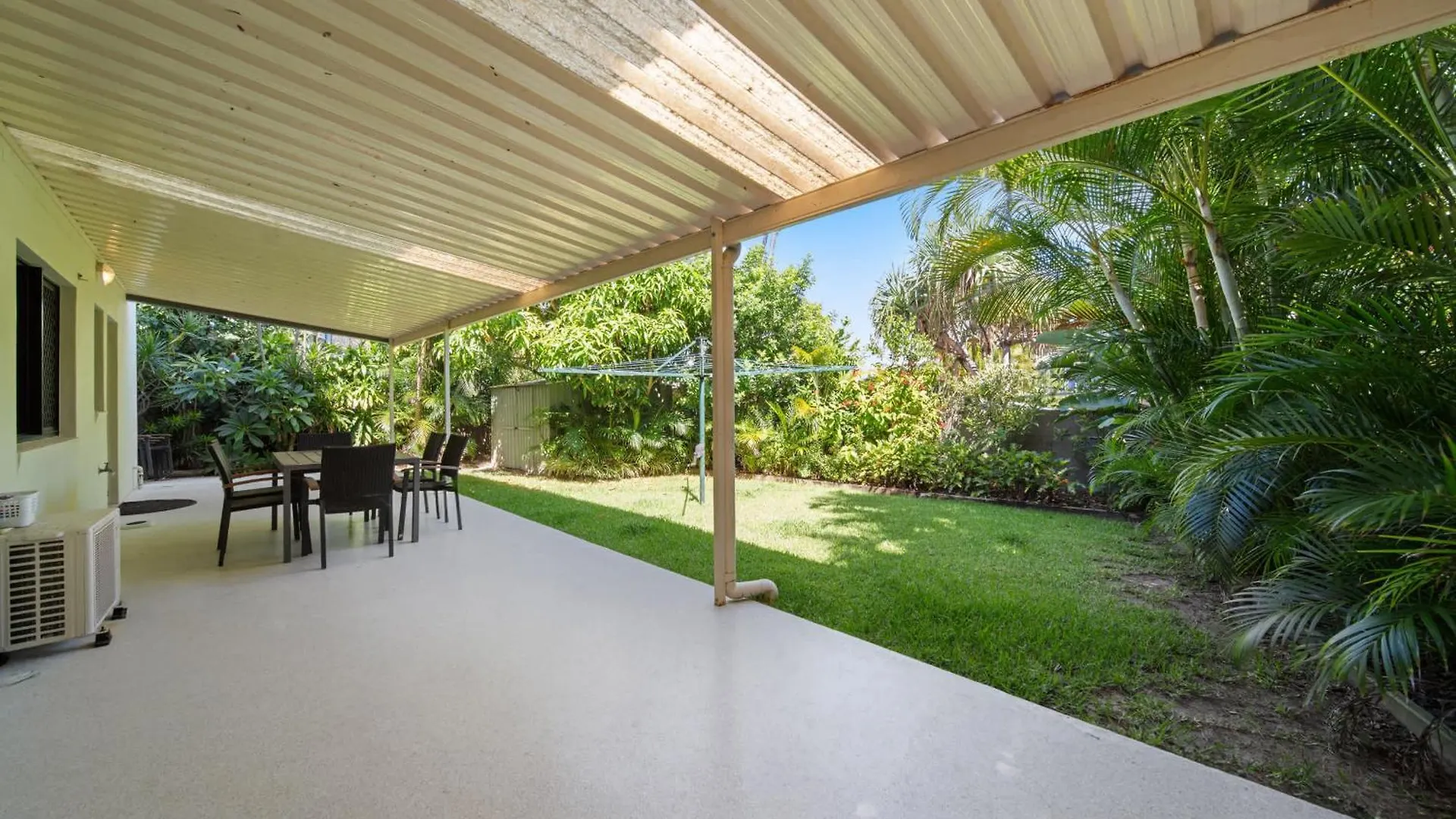 Beachfront With Pool Ocean Views And Pet Friendly Buddina Holiday home