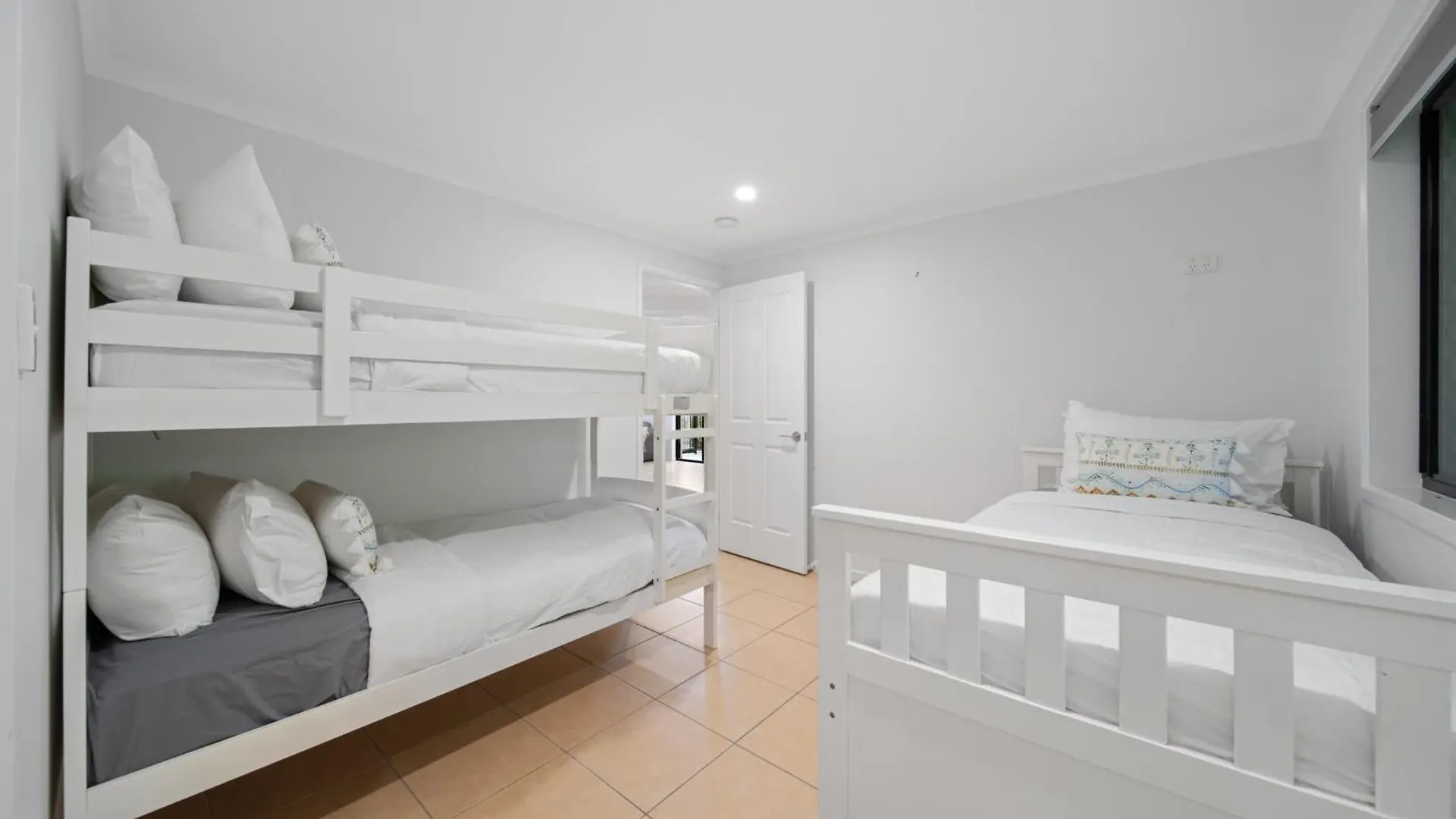 Beachfront With Pool Ocean Views And Pet Friendly Buddina