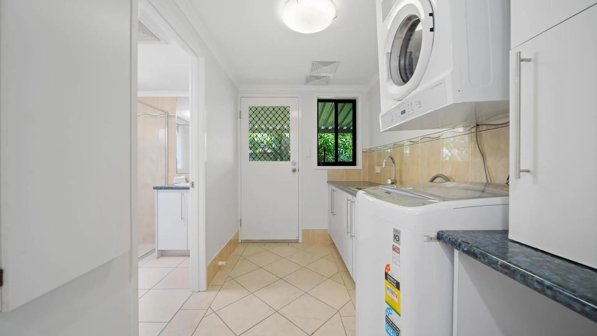 Beachfront With Pool Ocean Views And Pet Friendly Buddina 0*,  Australia