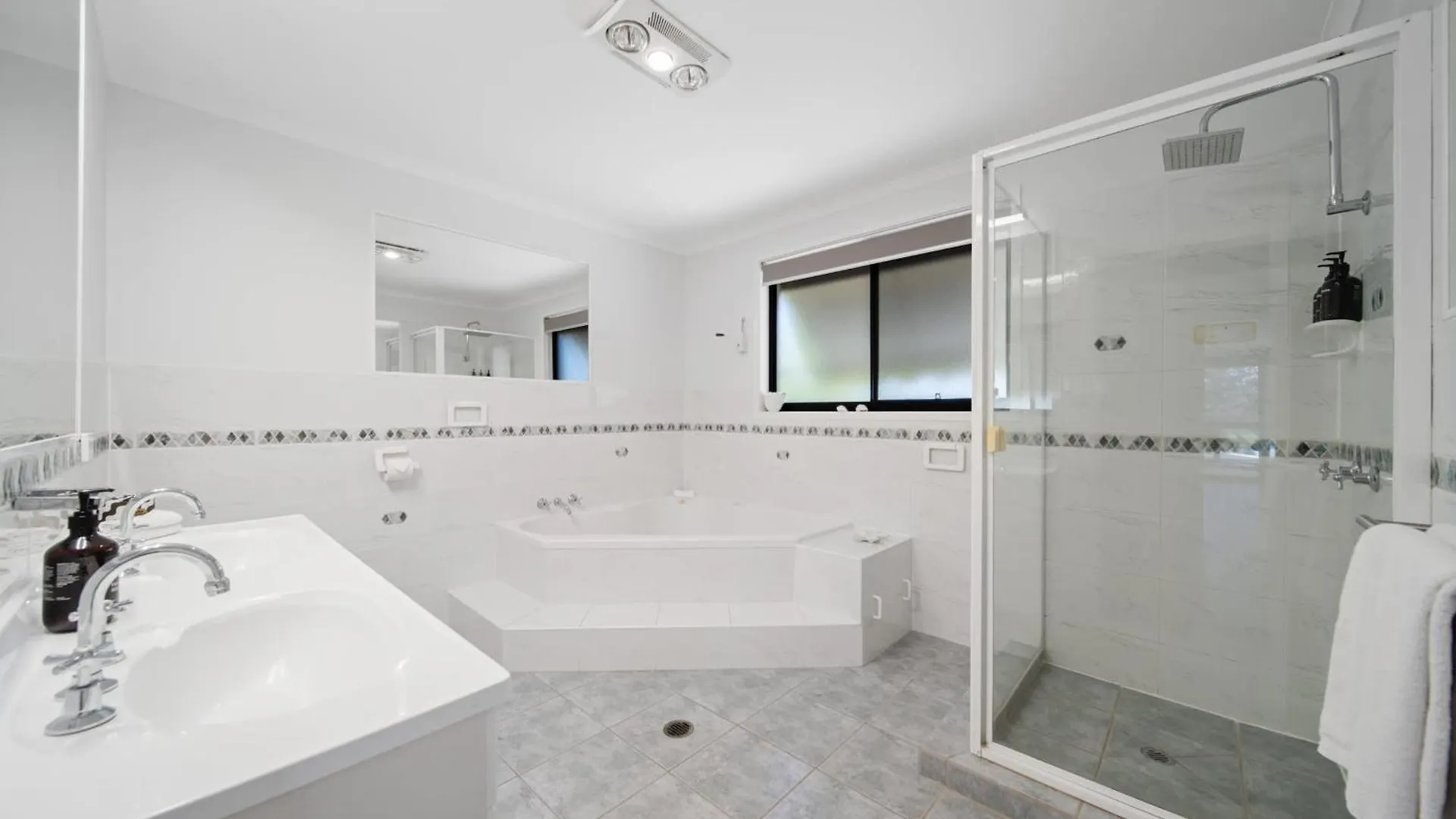 Beachfront With Pool Ocean Views And Pet Friendly Buddina Holiday home